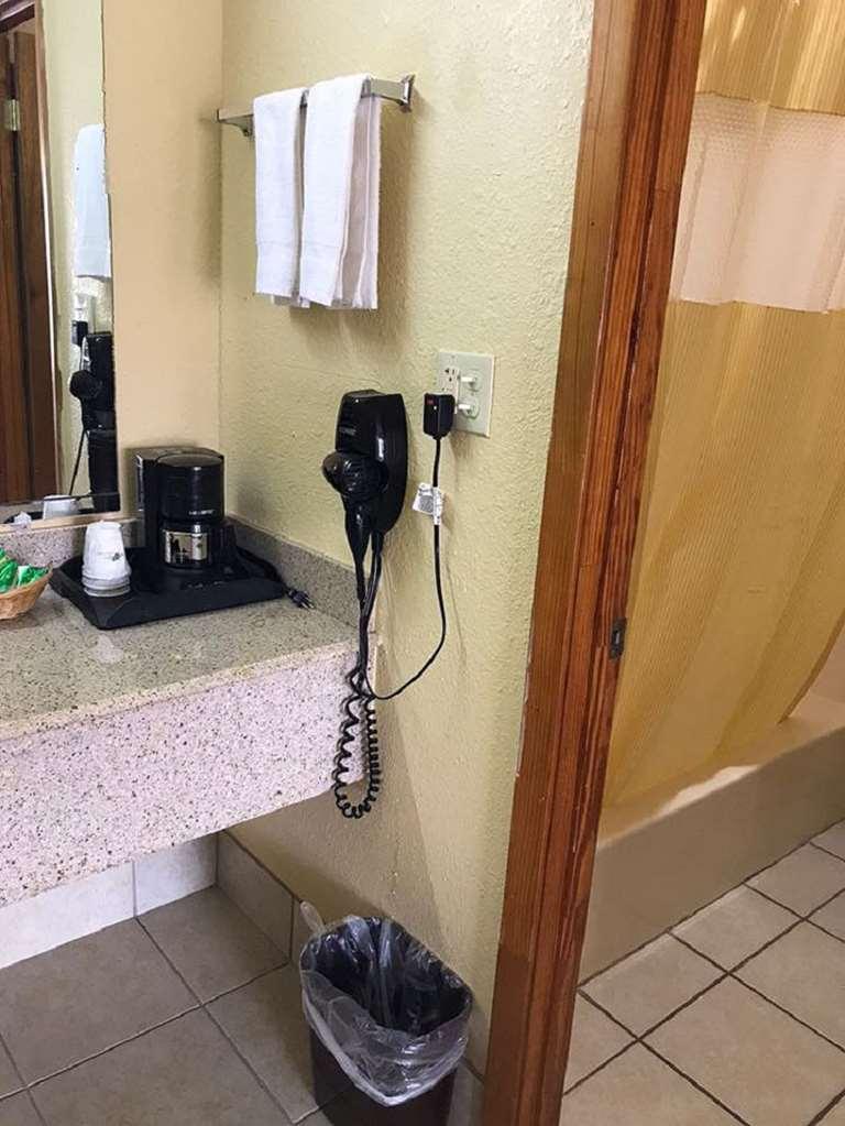 Americas Best Value Inn-Indianola Номер фото